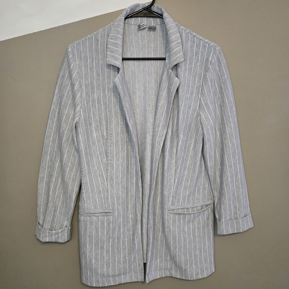 H&M Women’s Grey Pinstripe Blazer Jacket Size Medium Open Front Cropped Sleeve